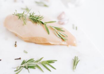 Lavi il pollo crudo prima di cucinarlo? Non farlo più, il rischio di infezioni è altissimo
